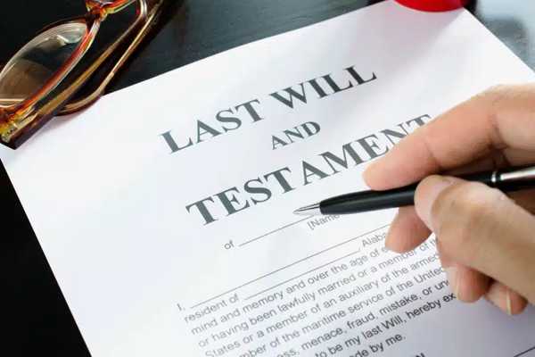Should You Draft Your Own Will or Hire a Solicitor? A Practical Guide